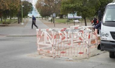 Se realiza un corte de tránsito en Rivadavia y Brown por hundimiento en reparación de ABSA