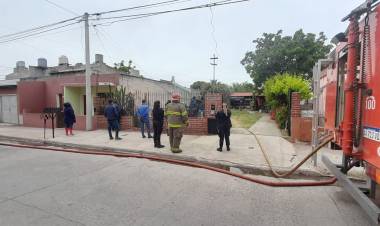 Bomberos Voluntarios acudieron al incendio de una vivienda