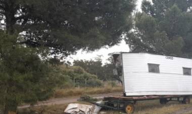 Una casilla se desenganchó de una camioneta e impactó contra un árbol en ruta 229