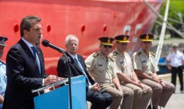 Massa prometió que, de ser electo, completará la equiparación salarial a militares