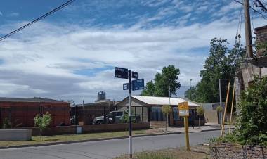 Se colocaron nomencladores en calle Río Bermejo que ahora tendrá sentido de circulación único