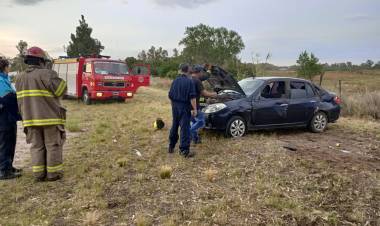 Un hombre fue hospitalizado tras el vuelco de su vehículo