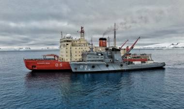 El rompehielos ARA “Almirante Irízar” abasteció a las bases antárticas Carlini y Petrel