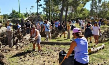 Se realizó una "jornada solidaria" para reacondicionar la plaza de Villa Arias