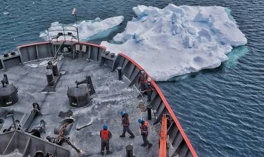 El rompehielos ARA “Almirante Irízar” abastece a la Base Antártica Conjunta Marambio
