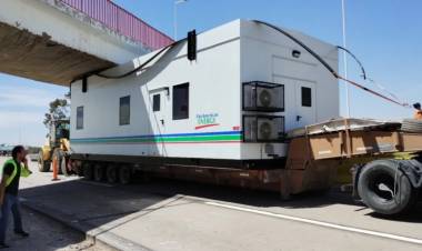 Un camión que llevaba una casilla quedó encajado debajo del puente naranja en ruta 3