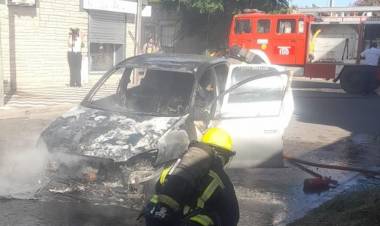 Un remis sufrió un incendio en la esquina de España y Alvear