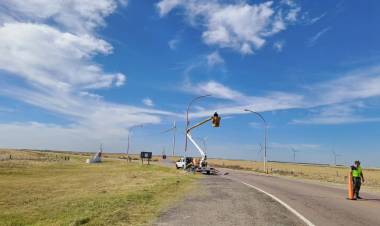 El Municipio de Coronel Rosales realizó el mantenimiento de la iluminación en el acceso a Pehuen Co