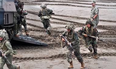 Cadetes de la Escuela Naval Militar se adiestran en la Base de Infantería de Marina Baterías