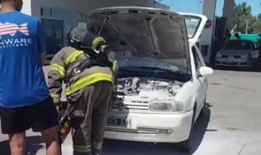 Un auto sufrió un principio de incendio tras salir de cargar combustible en Colón al 3000