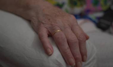 Le roban una alianza de oro a mujer de 91 años, en plena calle y con engaños