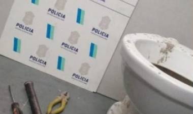Un delincuente que se robaba un inodoro fue aprehendido 