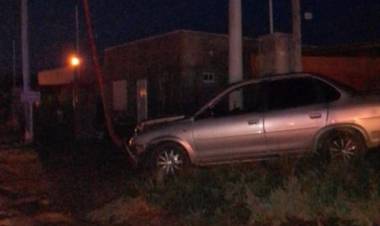 Un hombre perdió el control de su auto e impactó contra una columna de alumbrado