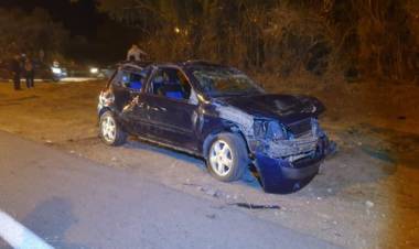 Un joven realizó una maniobra brusca, chocó con un poste y volcó en ruta 229 
