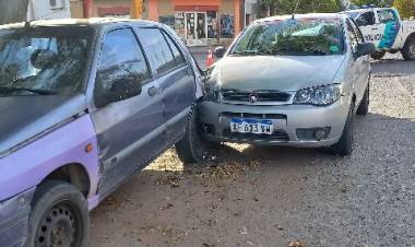 Un remis embistió a un auto estacionado y generó un múltiple choque