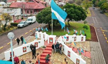 El Monumnto a las provincias representadas con escudos y ahora con banderas