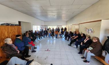 Se realizó una reunión entre vecinos y el intendente Aristimuño por hechos de inseguridad en Pehuen Co