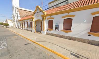 Colocarán árboles sobre el frente del Municipio en calle Rivadavia