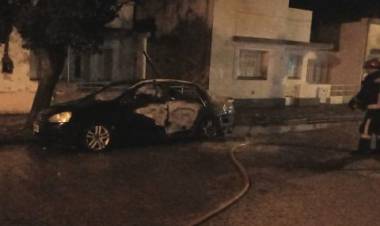 Incendio intencional de un auto en la madrugada del viernes
