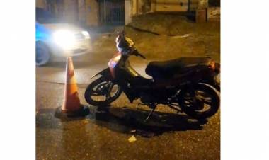 Un motociclista resultó herido en un accidente de tránsito, el conductor del auto se dió a la fuga