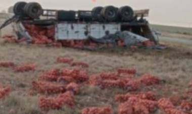 Un camión que llevaba cebollas sufrió un vuelco cerca del puente naranja