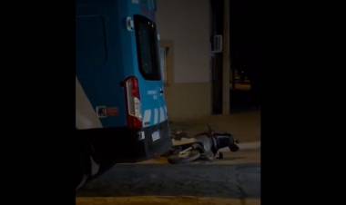 Accidente de tránsito entre una moto y una ambulancia