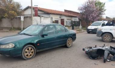Una persona herida tras un accidente de tránsito entre un auto y una moto