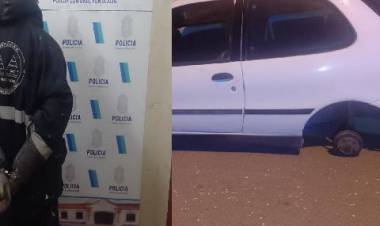 Un delincuente fue sorprendido mientras robaba la rueda de un auto