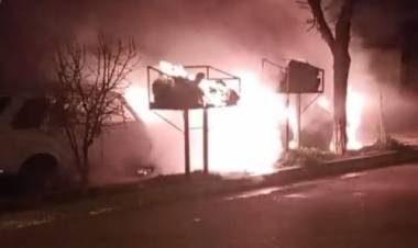 Bomberos Voluntarios acudieron al incendio de dos vehículos
