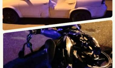 Un menor de edad que circulaba en una moto sufrió una fractura en la pierna tras chocar con un auto
