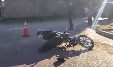 Una moto que circulaba en contramano impactó contra un auto