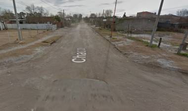 Un auto embistió una rueda con fierros que vecinos colocaron para reemplazar una tapa de registro