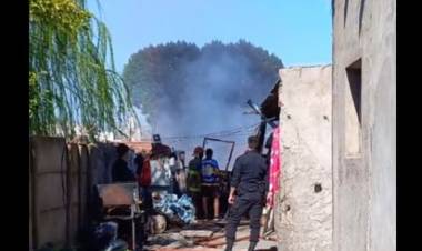 Bomberos Voluntarios acudieron a un incendio en el patio de una vivienda