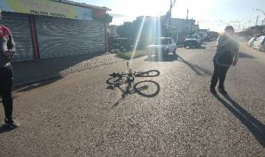 Un joven fue hospitalizado tras un accidente de tránsito entre una bicicleta y un auto