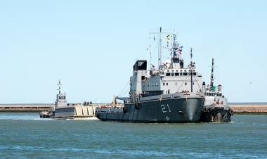 El aviso ARA “Puerto Argentino” trasladó la compuerta flotante del dique de carena N°2 a la BNPB
