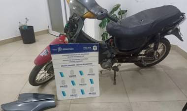 Detuvieron a un hombre por robarle la moto a su expareja y agredirla