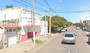 Un auto impactó contra una columna de alumbrado en Libertad al 100