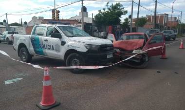 Accidente de tránsito entre un auto y un patrullero