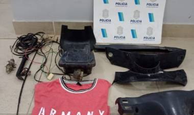 Se identificó al delincuente que robó la moto del estacionamiento de Roca y quedó filmado