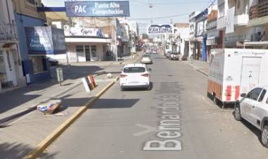 Un motociclista sobrepasó un auto por la derecha y terminó impactando un puesto de golosinas