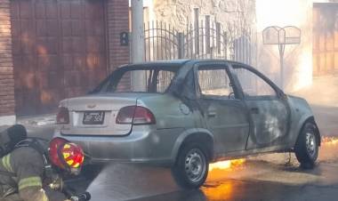 Pérdidas totales en el incendio de un auto tras un desperfecto eléctrico