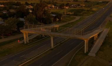 Volvieron los vándalos “tira piedras” al puente peatonal que está a la salida de Bahía Blanca