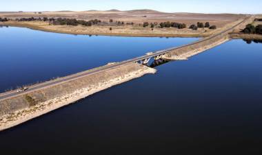 Realizarán un estudio para tratar de controlar la población de algas en el Dique Paso de las Piedras
