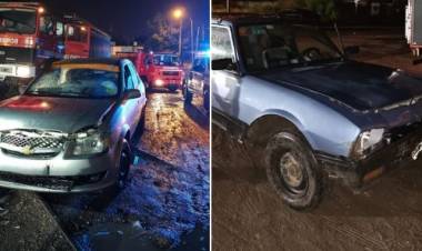 Choque frontal de vehículos en el paso a nivel de Alem y Catamarca