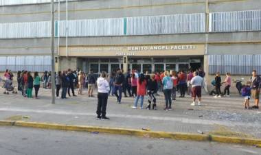 Alumnos del Ex Colegio Nacional festejaban el último último día, abrieron matafuegos y debieron evacuar la institución