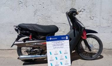 La Policía busca propietarios de una moto abandonada en una vereda