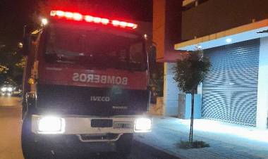 Principio de incendio de un auto en el Barrio Centenario