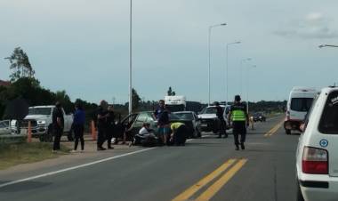 Accidente de tránsito entre un auto y una moto en ruta 229 altura Destacamento Vial