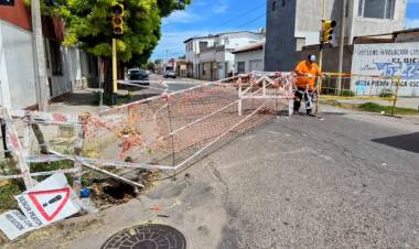 Hundimiento en el asfalto generó el corte total al tránsito de Libertad y Alem
