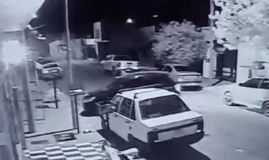 Video: Así dos delincuentes abrían un garaje y robaban un auto